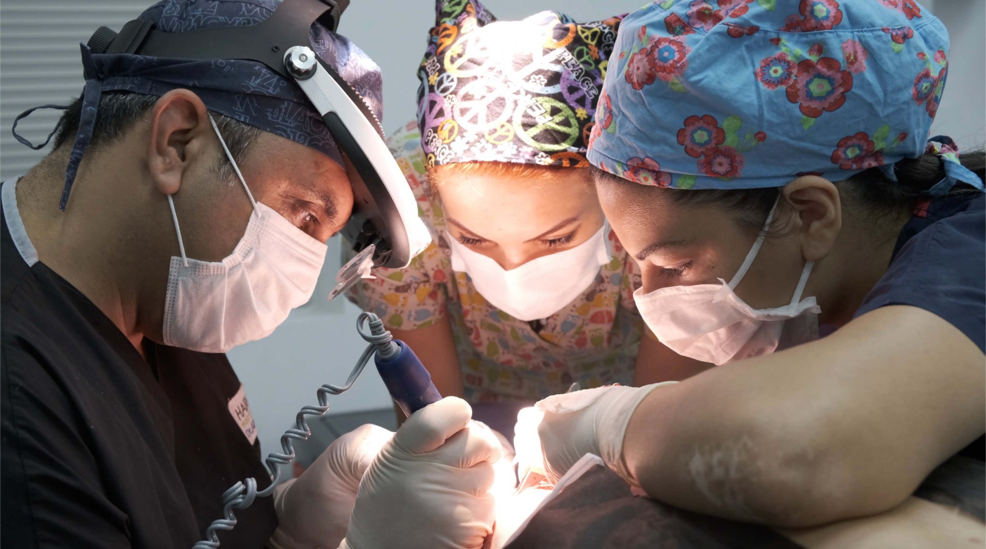 Dr. Arslan při transplantaci vlasů